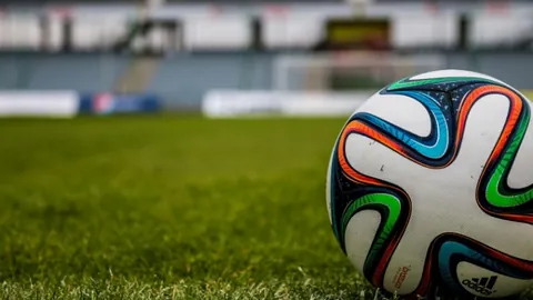 皮尔洛铁血搭档邦本力压英博中场，马莱莱对决姆本扎新援，揭秘球队胜负新篇章！