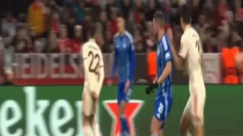 51岁于根伟力挽狂澜，助球队三连胜跃居次席，积分逼近榜首！